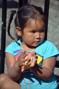 Young Indigenous girl in Canada, representing the Cree language and cultural heritage being compared to English grammar