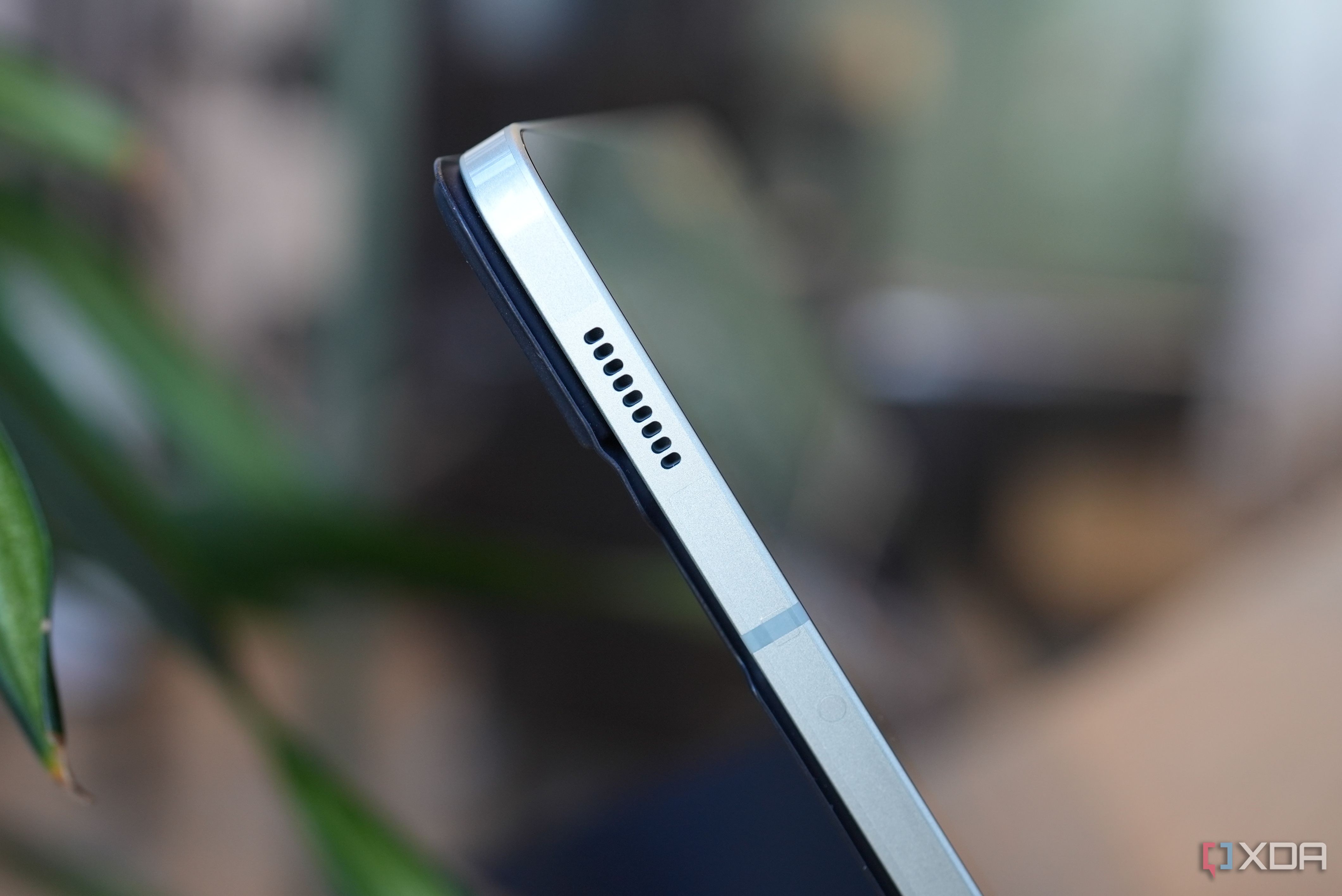 Side profile of Galaxy Tab S9 FE