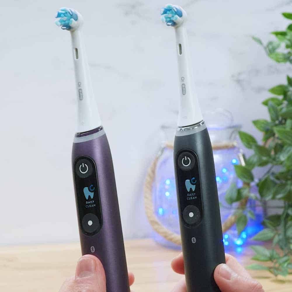 Oral-B iO Series 8 and iO9 side-by-side illustrating display battery feedback