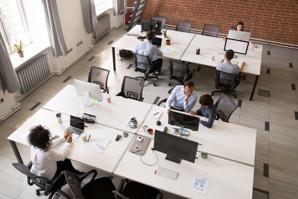Image depicting an open office environment, illustrating the sounds comparable to 70 dB noise.