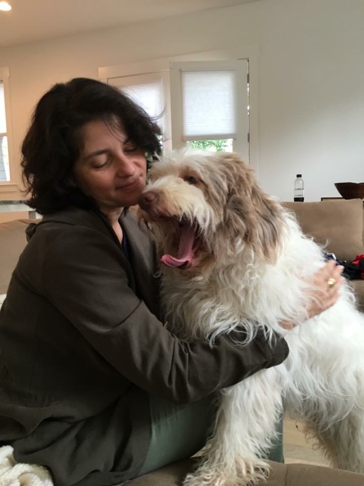 Suzana Herculano-Houzel with her dog, Mielina, illustrating the bond between humans and animals. The photo underscores the observation that even small dogs may have more neurons than cats, contributing to the broader discussion on animal intelligence.