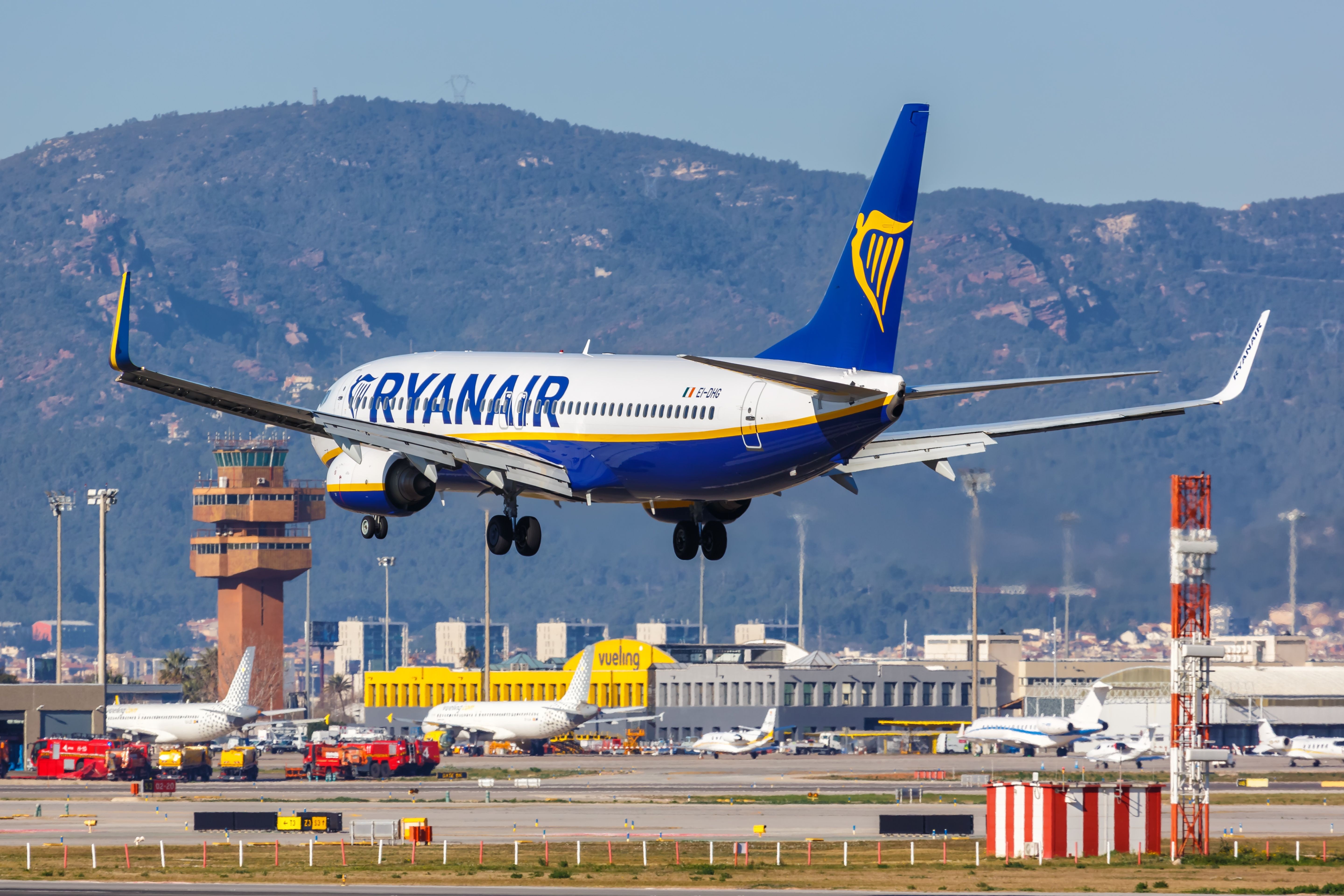 A Ryanair Boeing 737-800 about to land at BCN.