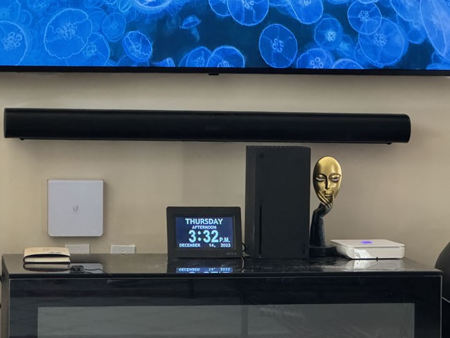 Sonos Arc Soundbar Mounted On The Wall