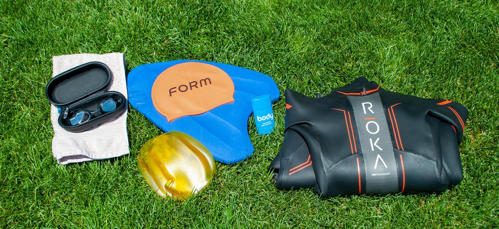 Swimmer in a pool using smart goggles