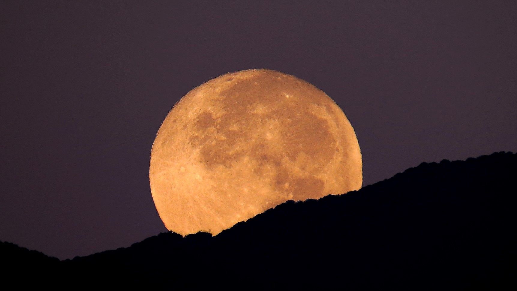 Earth's moon size comparison